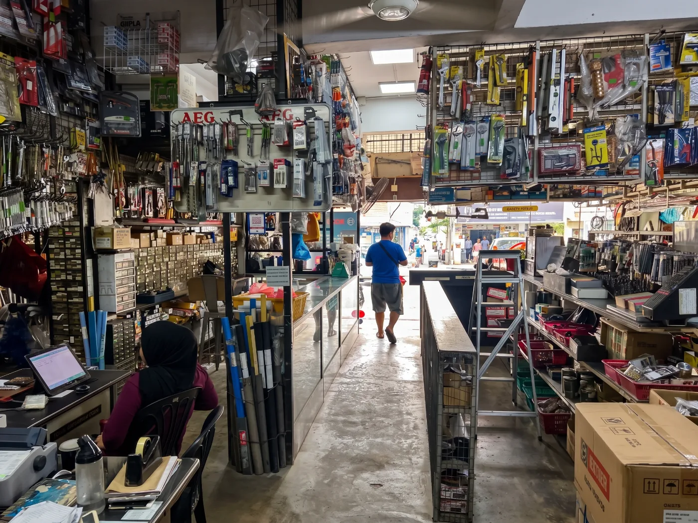 Bahagian dalam kedai Bann Edar Sdn. Bhd. di Kangar, Perlis